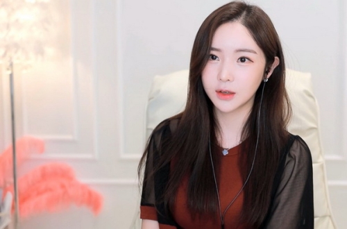 欧美日韩精品二区在线欧美日韩精品二区在线，新闻资讯网站小编角色设定